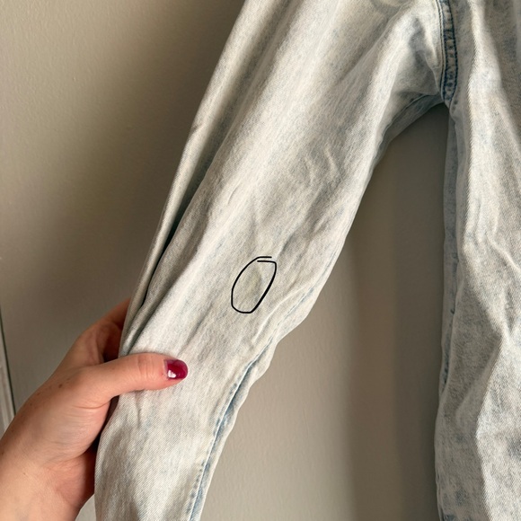 We The Free Tuck Denim Shirt Women’s Size Medium Oversized Fit Faded Blue - Picture 6 of 15